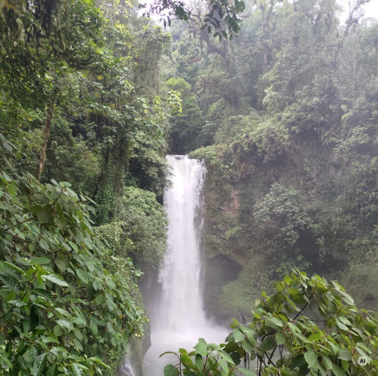 Hoher Wasserfall inmitten von dichtem Grün (KI-generiertes Bild)