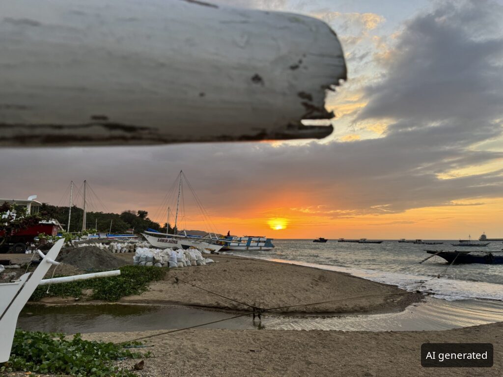 Sonnenuntergang über einem Strand mit Fischerbooten