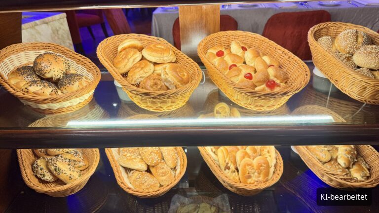 Körbe mit Gebäck in einer beleuchteten Vitrine (KI-bearbeitetes Bild)